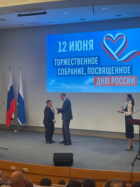 Врио губернатора наградил азербайджанского преподавателя за заслуги перед Свердловской областью РФ