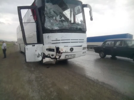 Siyəzəndə sərnişin avtobusu mikroavtobusla toqquşub, xəsarət alanlar var - FOTO