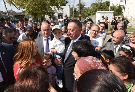 Президент Азербайджана встретился с жителями города Худат