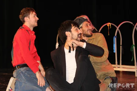 Gəncə Dövlət Dram Teatrı Tbilisidə “Dəli yığıncağı” tamaşası ilə çıxış edib - FOTO