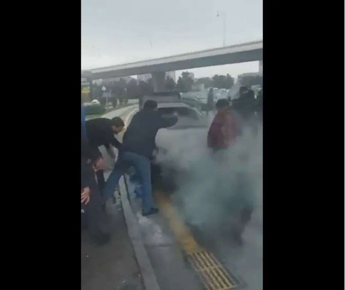 Bakı Nəqliyyat Agentliyinin işçiləri avtomobildə yanğının qarşısını alıb