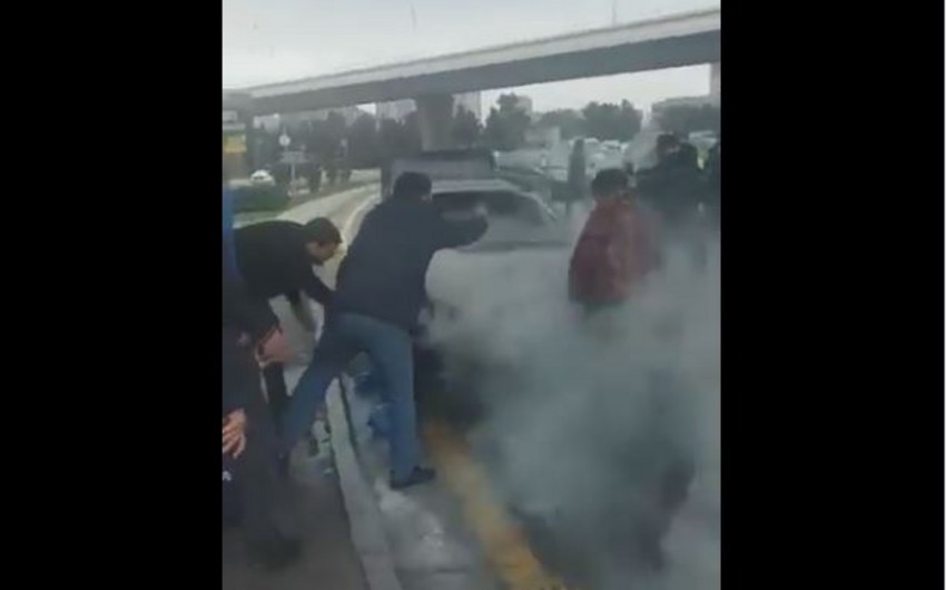  Bakı Nəqliyyat Agentliyinin işçiləri avtomobildə yanğının qarşısını alıb