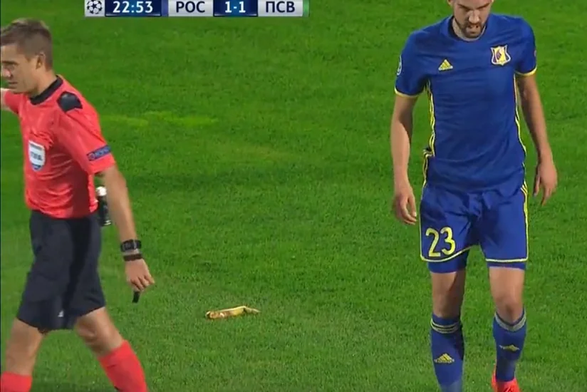 На матче Лиги чемпионов на игровое поле бросили банан - ВИДЕО