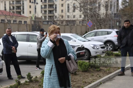 Crocus City Hallda baş verən terrorla bağlı Rusiyanın Bakıdakı səfirliyinin qarşısına gül dəstələri düzülür - VİDEO