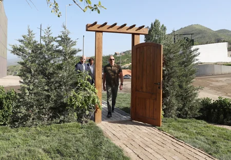 İlham Əliyev Laçında 1 Dekabr küçəsində lövhənin açılışını edib, bərpa olunmuş evlə tanış olub