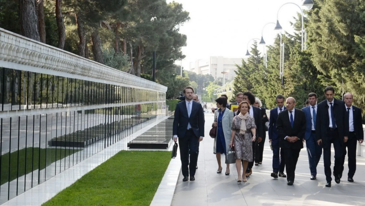 Fransanın xarici işlər naziri Şəhidlər xiyabanını ziyarət edib