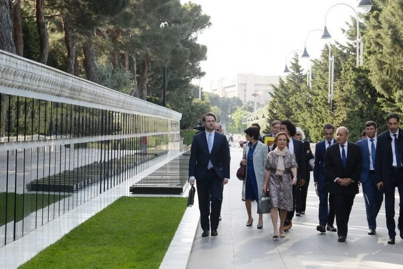 Fransanın xarici işlər naziri Şəhidlər xiyabanını ziyarət edib
