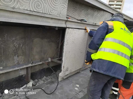 Bakıda qəza nəticəsində sıradan çıxmış fiber-beton üzlükləri bərpa edilib