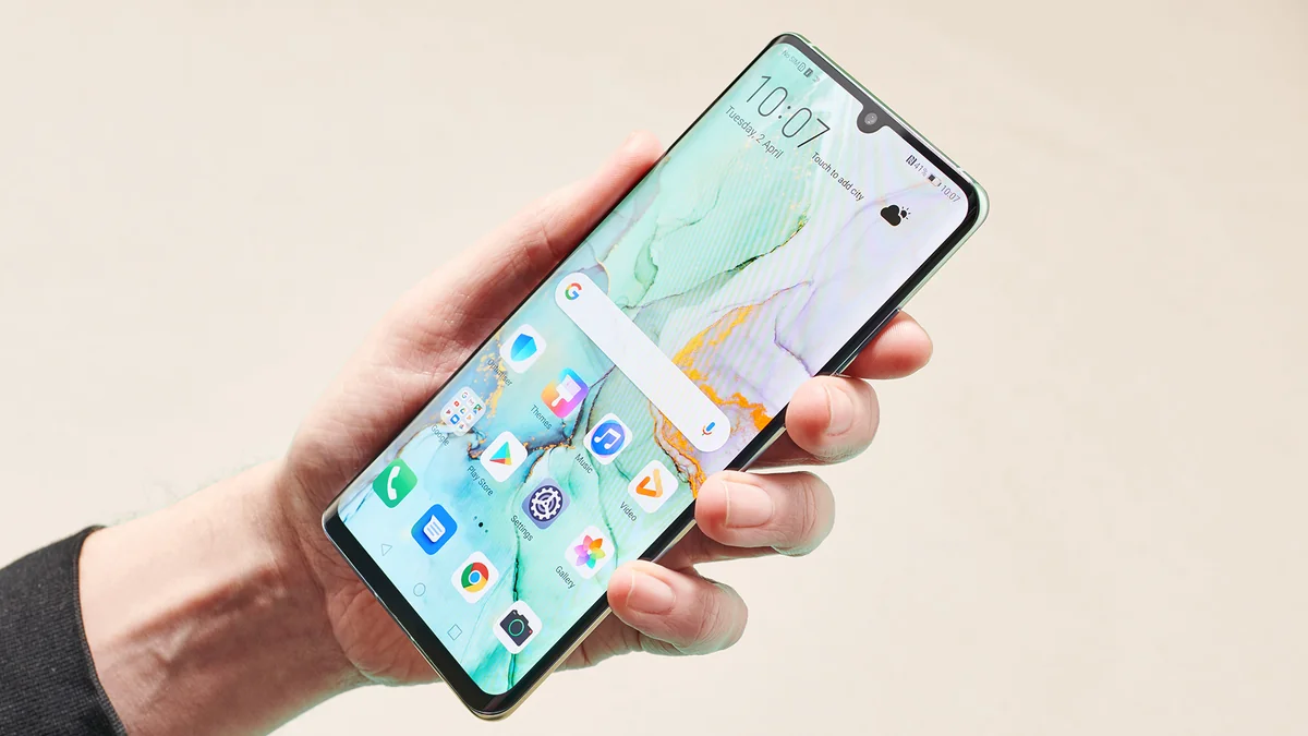 Назван первый смартфон Huawei, который получит замену Android