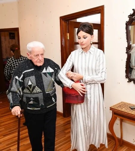 First Vice-President Mehriban Aliyeva visited People’s Artist Alibaba Mammadov at his house