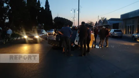 Goranboyda minik avtomobili traktorla toqquşub, iki nəfər xəsarət alıb