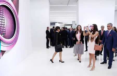 Heydər Əliyev Mərkəzində Türkiyənin tanınmış rəssamı Ahmet Güneştekinin fərdi sərgisi açılıb - FOTO