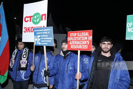 Участники акции протеста на дороге Ханкенди-Лачын исполняют патриотические песни