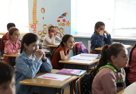 Gürcüstan parlamentinin sədri azərbaycandilli kənd məktəbinə baş çəkib  
