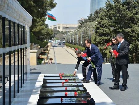 Koreyalı deputatlar Şəhidlər xiyabanını ziyarət ediblər