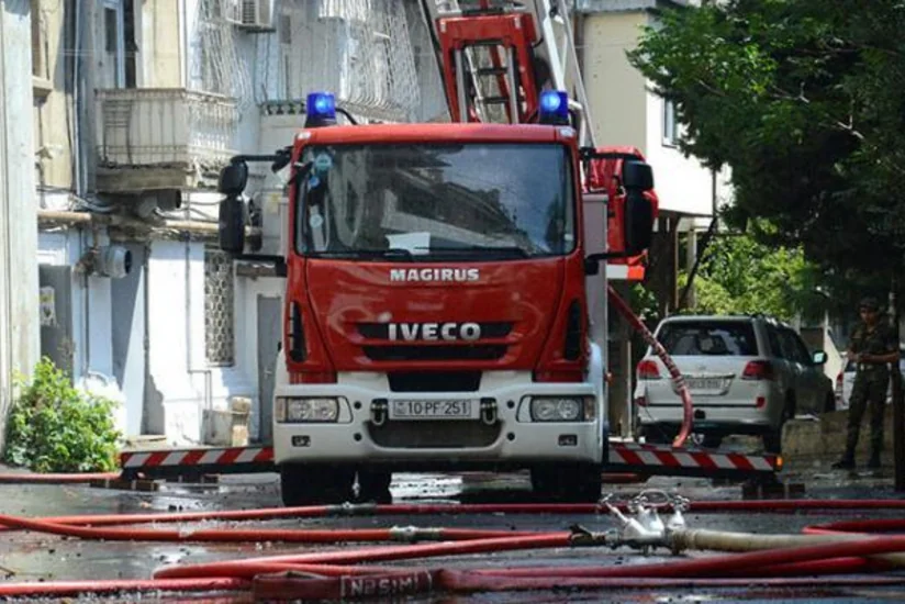 В Баку произошел пожар в жилом здании