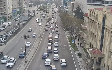 Bakının bir sıra yollarında nəqliyyatın sıxlığı müşahidə olunur