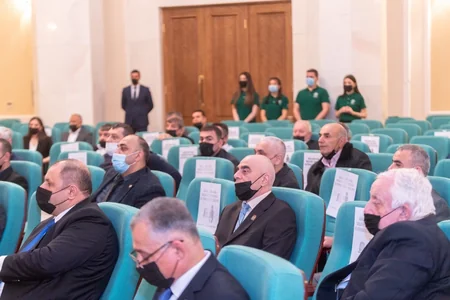 İnam Kərimov ağırlıqqaldıranlar və məşqçilərlə görüşüb