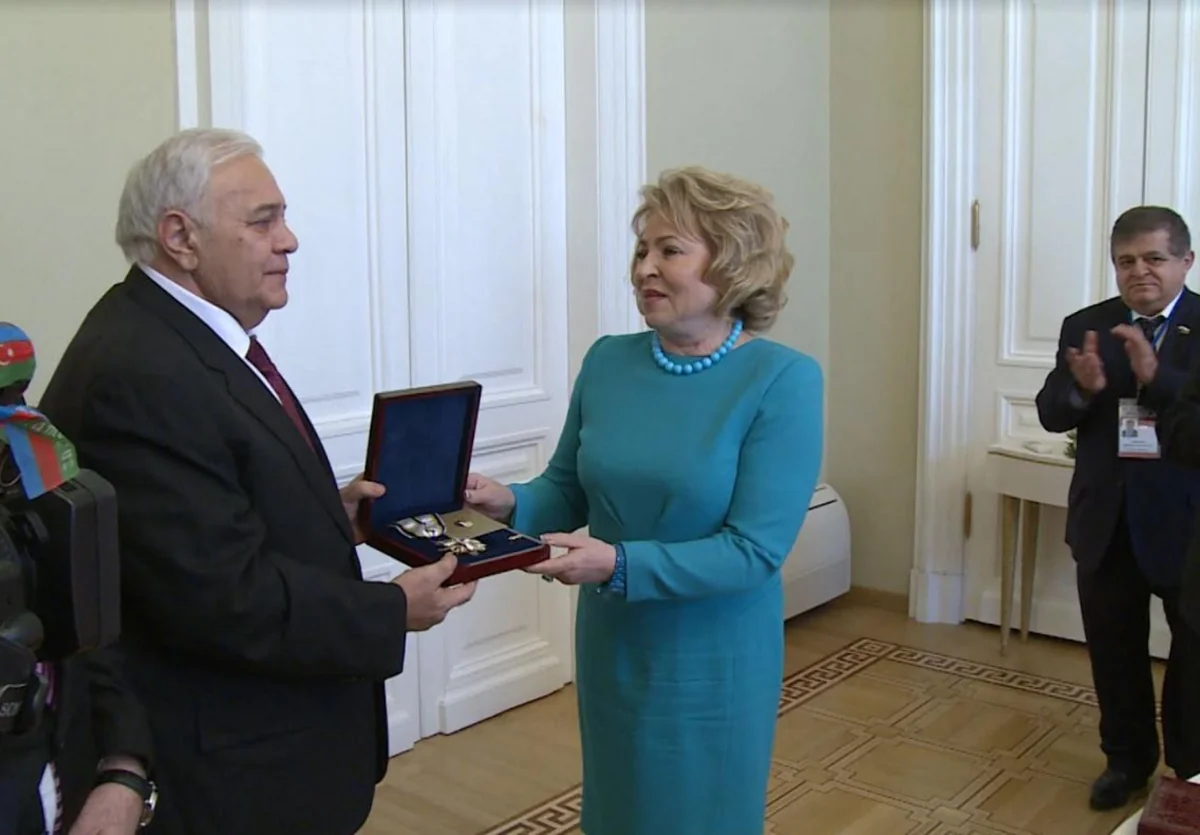 Oqtay Əsədov Valentina Matviyenkonu xüsusi medalla təltif edib