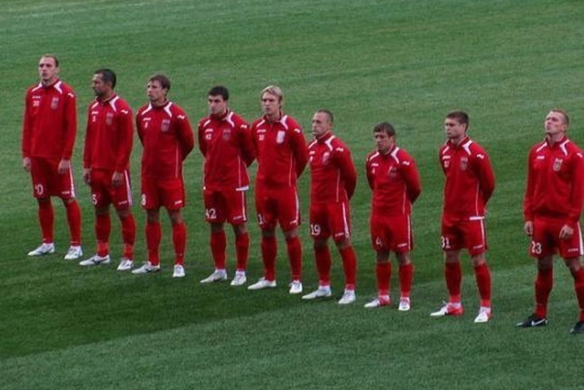 Baş məşqçi futbolçulara əllə salamlaşmağı qadağan edib