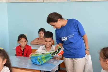 Regionlarda məktəblilərə çanta və dərs ləvazimatı hədiyyə edilib