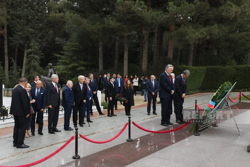 Nizami Gəncəvi Beynəlxalq Mərkəzinin yubiley tədbirinin iştirakçıları Fəxri və Şəhidlər xiyabanlarını ziyarət ediblər