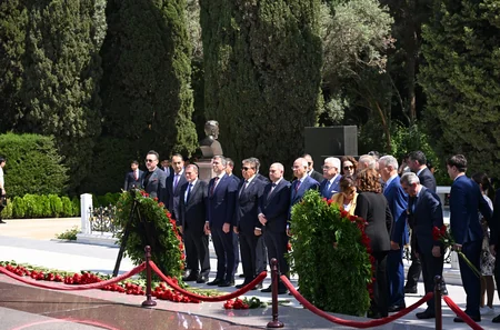 Şuşada keçiriləcək beynəlxalq konfrans iştirakçıları Heydər Əliyevin məzarını, Şəhidlər xiyabanını və “Türk şəhidliyi”ini ziyarət ediblər