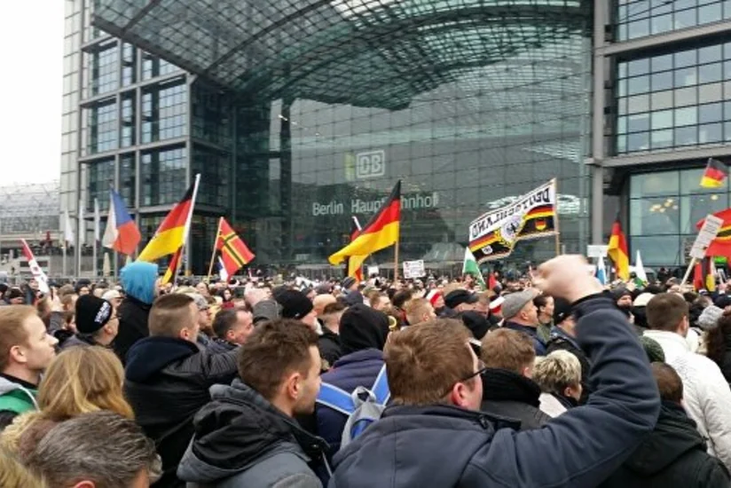 Сотни человек вышли на митинг против политики Меркель в Берлине