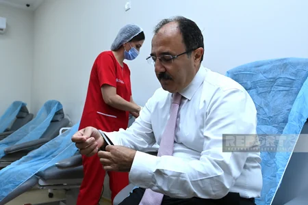 Cahit Bağçı qanvermə aksiyasında qan verib