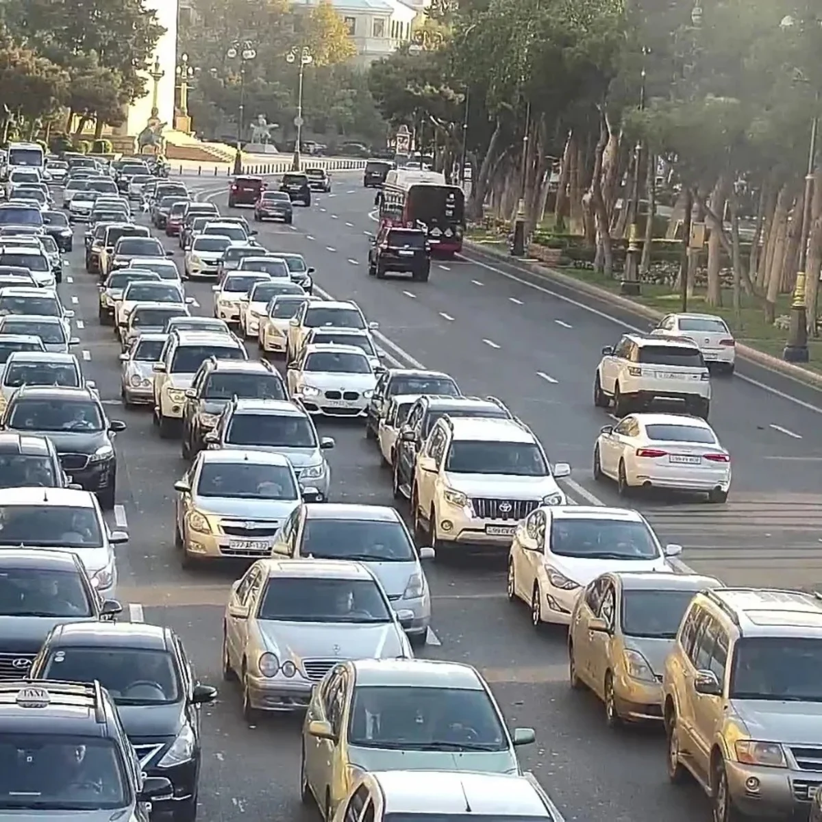 Bakının 16 yolunda tıxac yaranıb