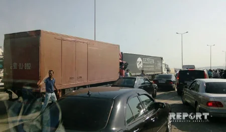 Bakıda sürücünün yatması nəticəsində avtobus qəzaya düşüb: 1 nəfər ölüb, 10-dan çox şəxs yaralanıb - FOTO - VİDEO - YENİLƏNİB-2