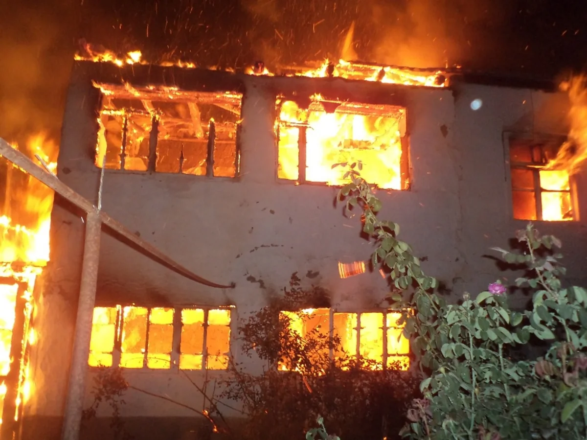 Qubada çöpçünün 2 mərtəbəli evi yanaraq kül oldu - FOTO