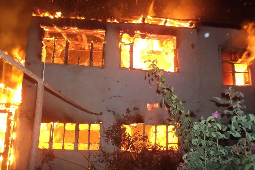 Qubada çöpçünün 2 mərtəbəli evi yanaraq kül oldu - FOTO
