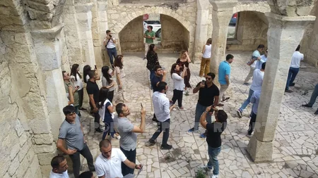 Xaricdə təhsil almış məzunlar Ağdam Dövlət Dram Teatrının qarşısında milli musiqilərimizi ifa ediblər