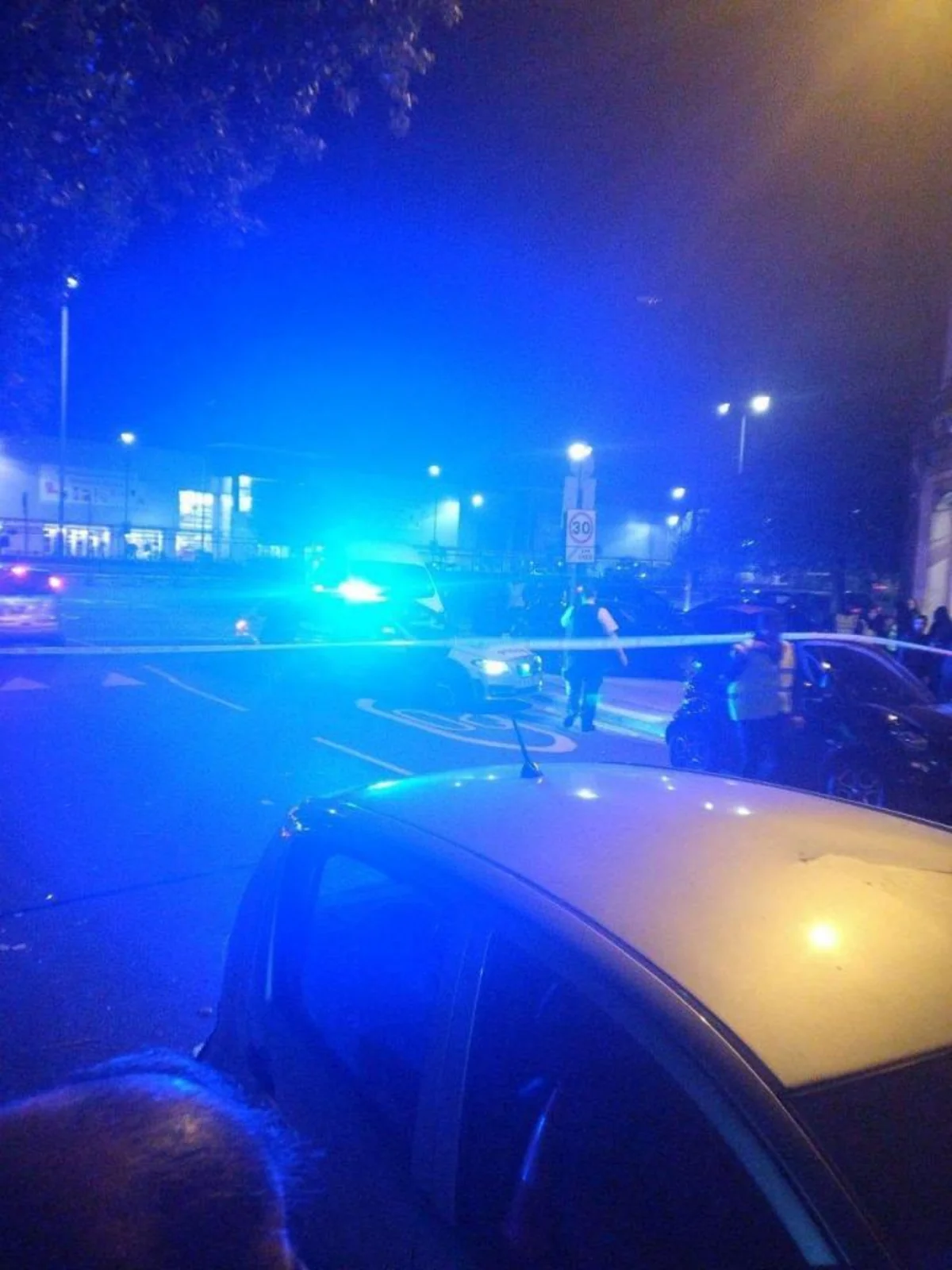 В Лондоне автомобиль наехал на пешеходов возле исламского центра - ФОТО