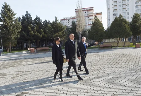 Prezident və birinci xanım Yeni Yasamal yaşayış massivindəki istirahət parkında yenidənqurmadan sonra yaradılan şəraitlə tanış olub