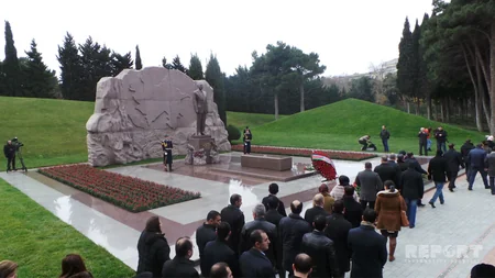Azərbaycan ictimaiyyəti ümummilli lider Heydər Əliyevin məzarını ziyarət edir - FOTO