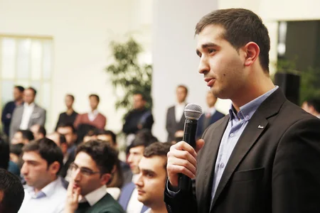 SOCAR prezidenti neftçi gənclərlə görüşüb