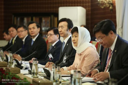 Tehrana səfər edən Cənubi Koreya prezidenti başını örtüb