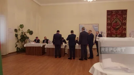 Voting in Ukraine kicks off amid air attack