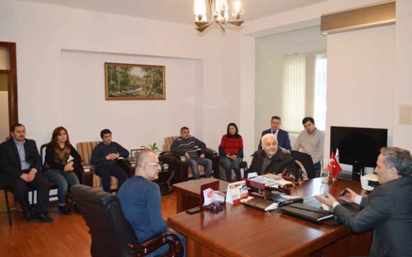 Əflatun Amaşov Xalq Cəbhəsi qəzetinin redaksiyasında olub