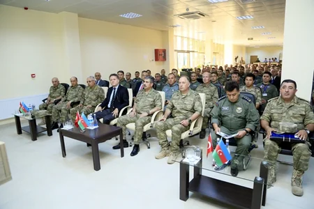 Zakir Həsənov “TurAz Qartalı-2015” təlimlərində iştirak edən şəxsi heyətlə görüşüb