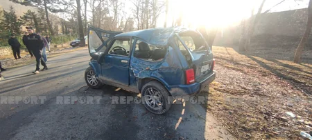 В Шеки автомобиль врезался в дерево, есть пострадавшие