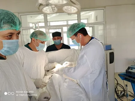 Azərbaycanlı və özbək həkimlər birgə cərrahi əməliyyatlar keçirir