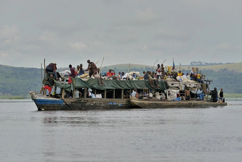 Konqoda çayda gəmi qəzaya uğrayıb, onlarla insan ölüb
