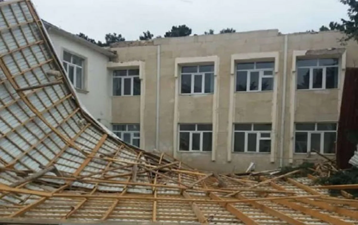 Bakıda məktəb binasının damının şiferləri qopub