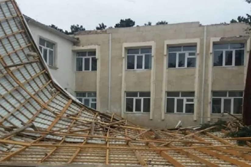 Bakıda məktəb binasının damının şiferləri qopub