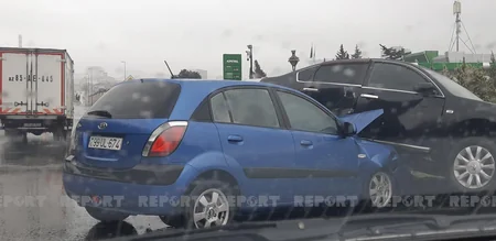 Bakıda yağışlı hava şəraiti yol qəzasına səbəb olub
