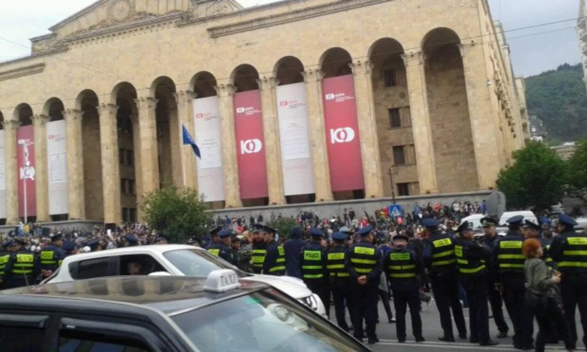 В Тбилиси к зданию парламента привлечены дополнительные силы полиции