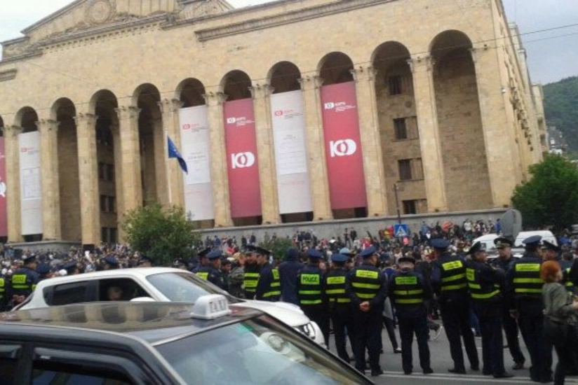 Tbilisidə parlament binasının qarşısına əlavə polis qüvvələri cəlb edilib